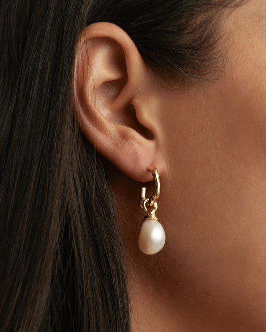 BY CHARLOTTE Whispers Of Tranquillity Pearl Hoop-gold