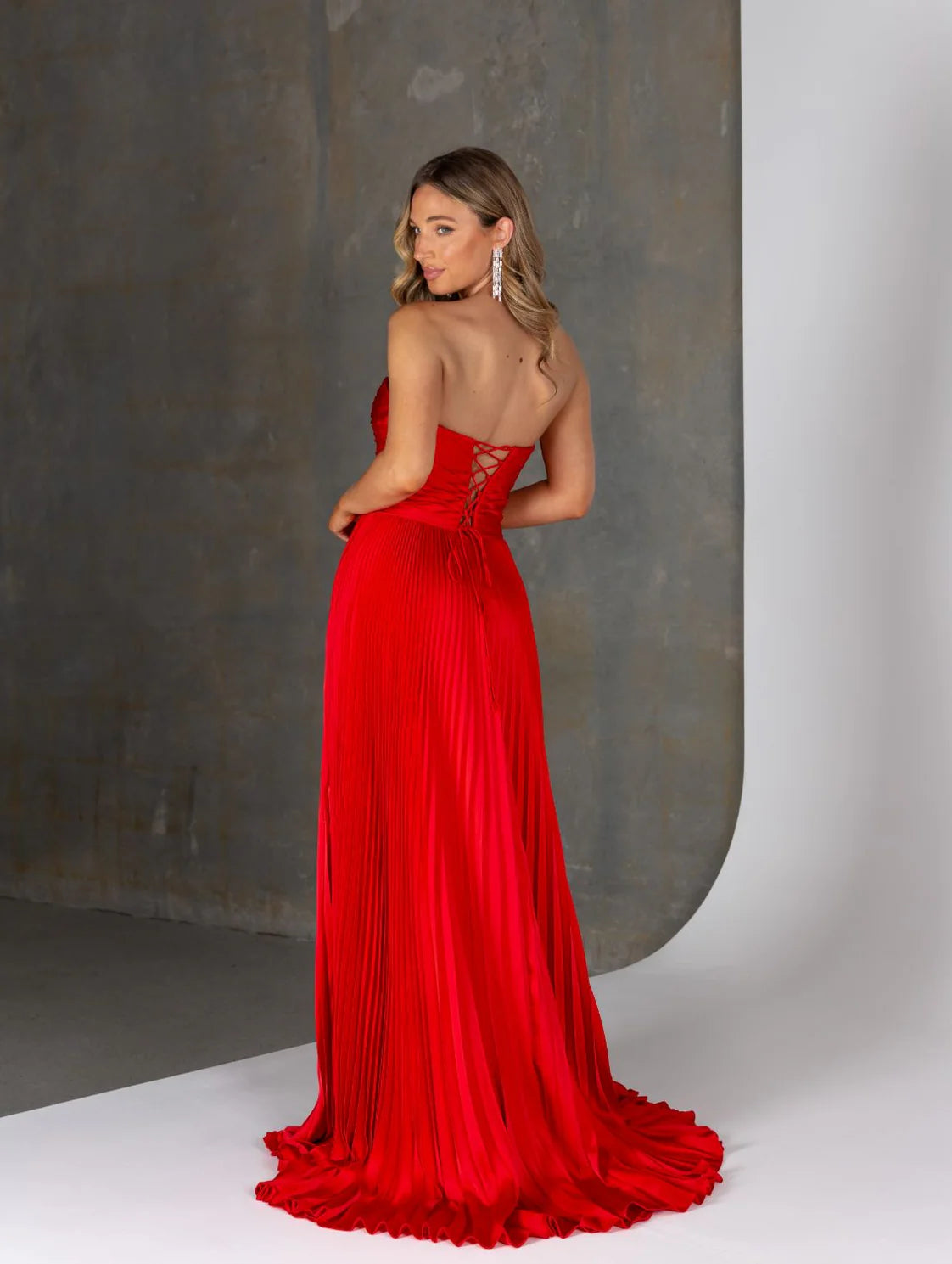 TANIA OLSEN - Hera in Red