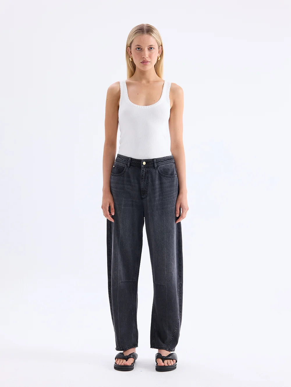 KIVARI - Dylan Barrel Jean in Black