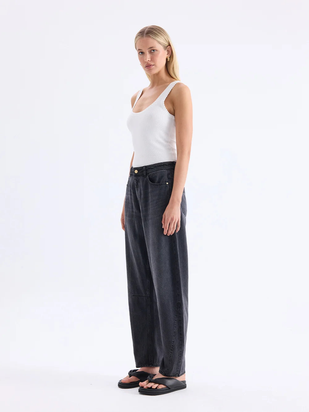 KIVARI - Dylan Barrel Jean in Black