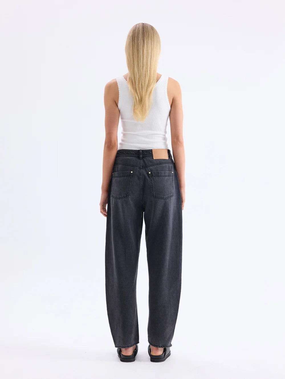KIVARI - Dylan Barrel Jean in Black