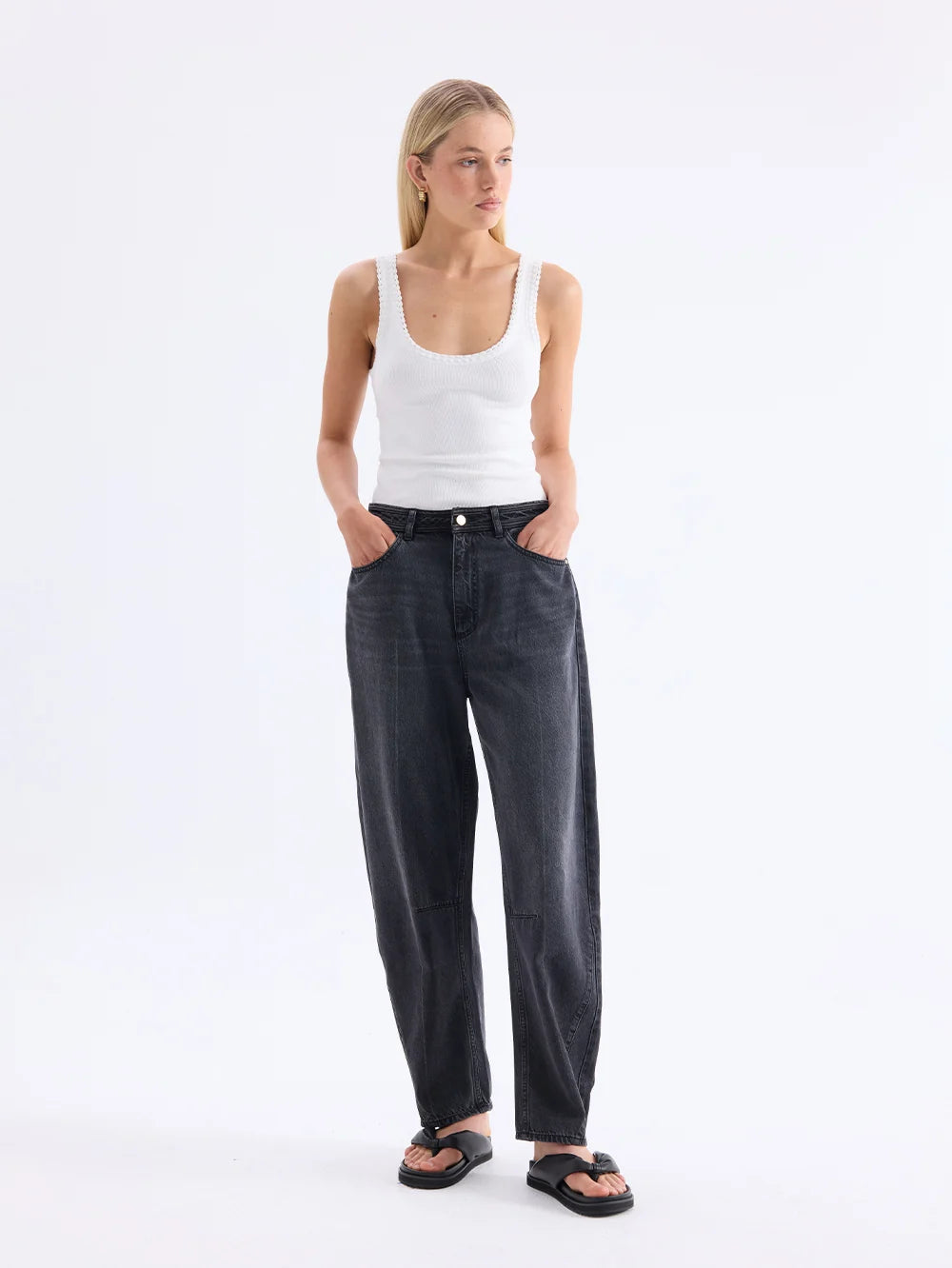 KIVARI - Dylan Barrel Jean in Black